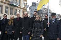 Голова Верховної Ради Андрій Парубій та Посол України в ЛР Володимир Яценківський поклали квіти до пам’ятнику Т.Г. Шевченка у Вильнюсі та зустрілися з українською громадою міста