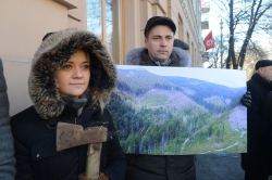 На вул. Грушевського, 18/2 відбулася акція-протест проти наміру влади скасувати мораторій на експорт лісу-кругляку в обмін на 600 мільйонів євро кредиту.