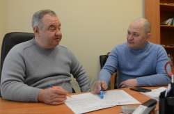 Народні депутати під час роботи з матеріалами  з якими до них звернулися виборці.