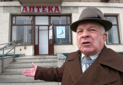 Інвалід І групи Микола Самусік купляє ліки в аптеці.