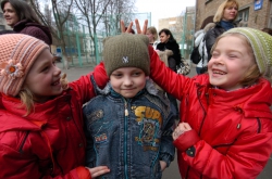 Учні середньої школи №2 м. Києва «запустили в небо» 200 своїх усмішок.