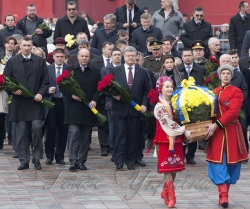 Голова Верховної Ради України Андрій Парубій, Президент України Петро Порошенко з дружиною Мариною та урядовці поклали квіти до пам'ятника Тарасу Шевченку.