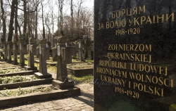 Церемонія покладання квітів членами Української делегації до могили воїнів УНР та пам’ятному знаку жертв голодомору України 1932-33 років на Вольскому кладовищі м. Варшава.