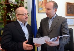Керівник секретаріату Комітету Верховної Ради України з питань запобігання і протидії корупції Юрій Сорочик (праворуч) та заступник керівника секретаріату Юрій Карман.