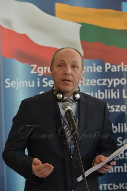 Голова Сейму Литовської Республіки Вікторас Пранцкетіс, Маршалок Сенату Республіки Польща Станіслав Карчевський, Голова Верховної Ради України Андрій Парубій (зліва направо) підписали Кінцевий документ VIII сесії Міжпарламентської асамблеї.