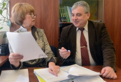 Керівник секретаріату Комітету з питань екологічної політики, природокористування та ліквідації наслідків Чорнобильської катастрофи Михайло Борисюк та головний консультант комітету Наталія Мовчан під час підготовки до засідання комітету.