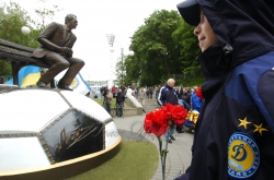 Біля пам'ятника Лобановському, поруч із входом на стадіон «Динамо», відбувся мітинг пам'яті тренера.