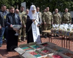 Святійший Патріарх Київський і всієї Руси-України Філарет освятить та передасть для українських військовослужбовців на Донбас великодні крашанки та паски. 