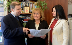 Керівник секретаріату Комітету з питань сім'ї, молодіжної політики, спорту та туризму Віра Скалозуб (в центрі), заступник керівник секретаріату Юрій Молоканов та головний консультант комітету Олена Чорна.