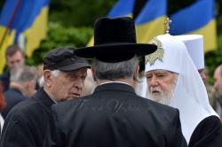 Під час церемонії покладання квітів до могили Невідомого Солдата з нагоди Дня перемоги над нацизмом, у Парку вічної слави.