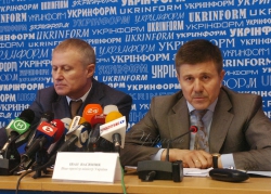 В інформаційному центрі «Україна 2012» («Укрінформ»),  відбулася спільна прес-конференція віце-прем’єр-міністра України Івана Васюника та президента Федерації футболу України Григорія Суркіса. 