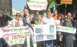 Акція протесту біля кабміну проти безкарного забруднення річок Случ і Хомора.