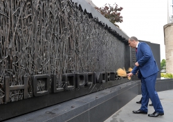 Меморіал пам’яті жертв Голодомору-геноциду 1932-33 рр. в Україні. Церемонія вшанування жертв Голодомору за участю представників української Громади в США.
