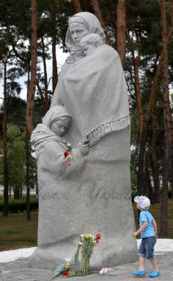 Київ. Парк Перемоги. П’ятирічна річниця встановлення пам’ятника Матері-вдові.