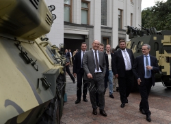 По завершенні спільного брифінгу Голова Верховної Ради України Андрій Парубій разом з Головою Парламентської асамблеї НАТО Паоло Аллі  оглянули нові зразки військової техніки.