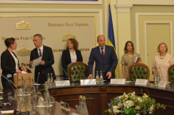 Після зустріч народних депутатів України з Генеральним Секретарем НАТО Йенсом Столтенбергом у сесійній залі Верховної Ради України А.Парубій запросив керівників депутатських фракцій і груп продовжити спілкування у вузькому колі.