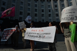 До Кабміну кияни прийшли з повітряними кульками, на яких написали незаконні забудови і запустили їх до Кабміну.