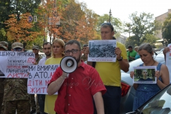 Родичі важкохворих знову прийшли під Кабмін.