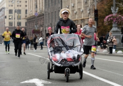 Київ. Учасники VIII щорічного міжнародного марафону Wizz Air Kyiv City Marathon 2017.