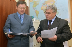 Керівник секретаріату Комітету з питань екологічної політики, природокористування та ліквідації наслідків Чорнобильської катастрофи Михайло Борисюк (праворуч) та головний консультант комітету Євген Бережний під час підготовки до засідання комітету 