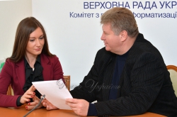 Керівник секретаріату комітету з питань інформатизації та зв'язку ВР Олександр Старинець та головний консультант комітету Ірина Бурсак під час обговорення порядку денного комітету 