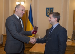 Народному депутату України Андрію Помазанову голова Верховної Ради України Андрій Парубій вручив нагрудну відзнаку та посвідчення до почесного звання «Заслужений юрист України»