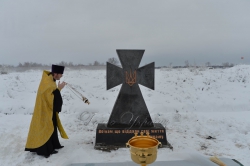На пункті пропуску Золоте поблизу лінії розмежування відкрито пам’ятник «Воїнам, що віддали свої життя за Україну». 