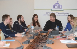 Керівник секретаріату Комітету з питань інформатизації та звязку Олександр Старинець
під час проведення співбесіди з кандидатами на участь у Програмі стажування в Апараті ВР.