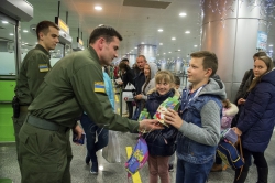 Напередодні свята св. Миколая співробітники Державної прикордонної служби України в аеропорту Бориспіль зустрічали маленьких мандрівників.
