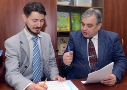 Керівник секретаріату Комітету з питань екологічної політики, природокористування та ліквідації наслідків Чорнобильської катастрофи Михайло Борисюк (праворуч) та головний консультант комітету Василь Світличний під час підготовки звіту про роботу Комітету 