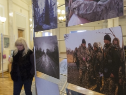 У кулуарах Верховної Ради відкрилася фотовиставка “Військові капелани”.