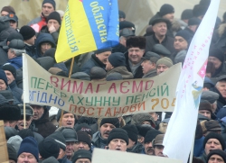 Мітинг військових пенсіонерів біля Верховної Ради України щодо перерахунку пенсій (питання буде завтра розглядатись у ВР).