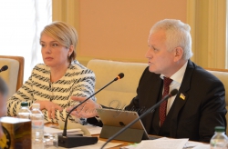 Міністр освіти і науки Лілія Гриневич та Перший заступник Голови Комітету з питань науки і освіти Олександр Співаковський під час розширеного засідання 
Комітету Верховної Ради України.