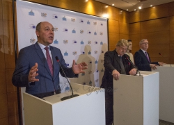 Прес-конференція Голови Верховної Ради Андрія Парубія, Уповноваженого у справах України члена Європейського Парламенту Ельмара Брока та керівника Місії Європейського Парламенту з оцінки потреб Верховної Ради України Пета Кокса.