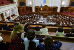 Перший заступник Керівника Апарату - керуючий справами Верховної Ради України Петро Боднар зустрівся з учнями 2-А класу київського ліцею «Інтелект», які відвідали Парламент для ознайомлення з його історією та роботою. 