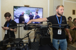 У Верховній Раді України розгорнуто виставку-презентацію сучасних квадрокоптерів та мультироторних платформ, які використовуються у світі для аерозйомки,  забезпечення безпеки, пошуково-рятувальних робіт при надзвичайних ситуаціях