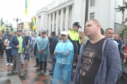 Мітинг біля Верховної Ради власників автомобілів з іноземною реєстрацією з вимогою пільгового розмитнення авто.
Вони вимагають скасувати постанову Кабінету міністрів №475 і внести до порядку денного Верховної Ради законопроекти №8487 і №8488.
