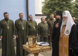 Патріарх Філарет освятив одяг для капеланів у Києві
