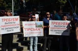 У Києві під будівлею Міністерства енергетики та вугільної промисловості відбулася акція протестів шахтарів Луганщини
