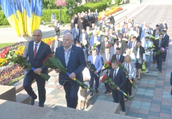 Керівництво держави взяло участь у церемонії покладання квітів до пам’ятників Тарасу Шевченку й Михайлу Грушевському.