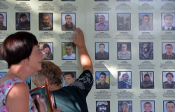 Люди прийшли пом’янути загиблих у АТО рідних напередодні Дня пам’яті на Михайлівську площу до стіни пам’яті.