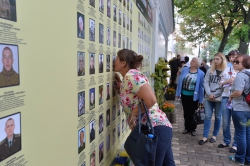 День пам’яті загиблих у російсько-українській війні в Києві біля стіни пам’яті біля Михайлівського собору