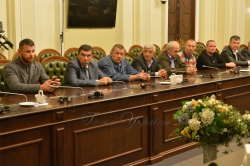 Перший заступник керівника апарату ВР- керуючий справами Петро Боднар нагородив працівників апарату- учасників бойових дій з нагоди Дня захисника України 