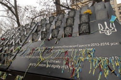Голова Верховної Ради України Андрій Парубій, Президент України Петро Порошенко разом з дружиною Мариною Порошенко та Прем’єр-міністр України Володимир Гройсман взяли участь у церемонії вшанування пам'яті Героїв Небесної Сотні.