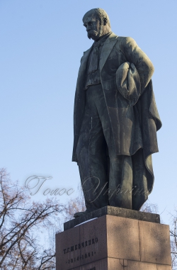 Церемонія покладання квітів до пам’ятників.