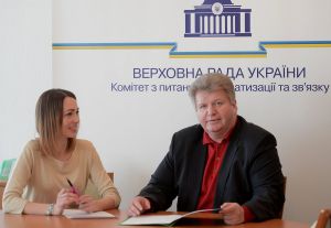 Олександр Старинець та головний консультант комітету Ірина Віннікова під час роботи секретаріату Комітету