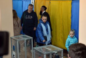 Голосує кандидат у президенти Володимир Зеленський