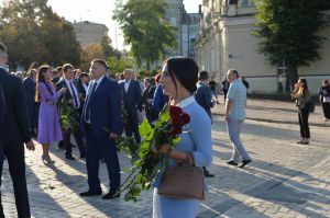 Новообрані народні депутати від партії «Слуга Народу» вшанували пам’ять Героїв Небесної Сотні. 
