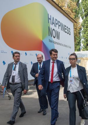Голова Верховної Ради України Дмитро Разумков  під час виступу на 16-й щорічній зустрічі YES (Ялтинської європейської стратегії) у Києві