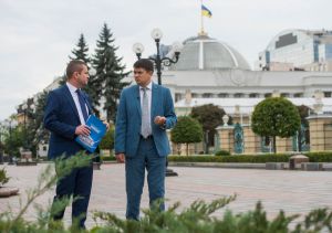 Голова Верховної Ради Дмитро Разумков у інтерв’ю парламентському телеканалу «Рада» спілкуючись із директором телеканалу Володимиром Лехом дав відповіді на питання, які турбують суспільство.